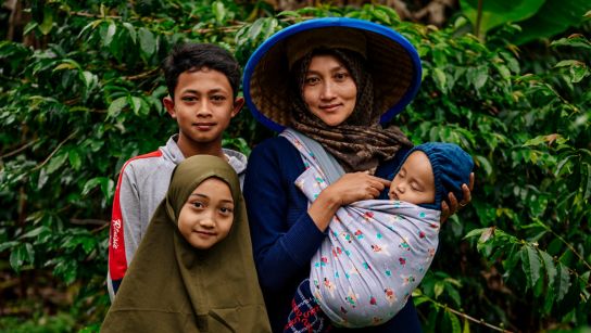 Gayo Lauser Antara Cooperative Member and her family